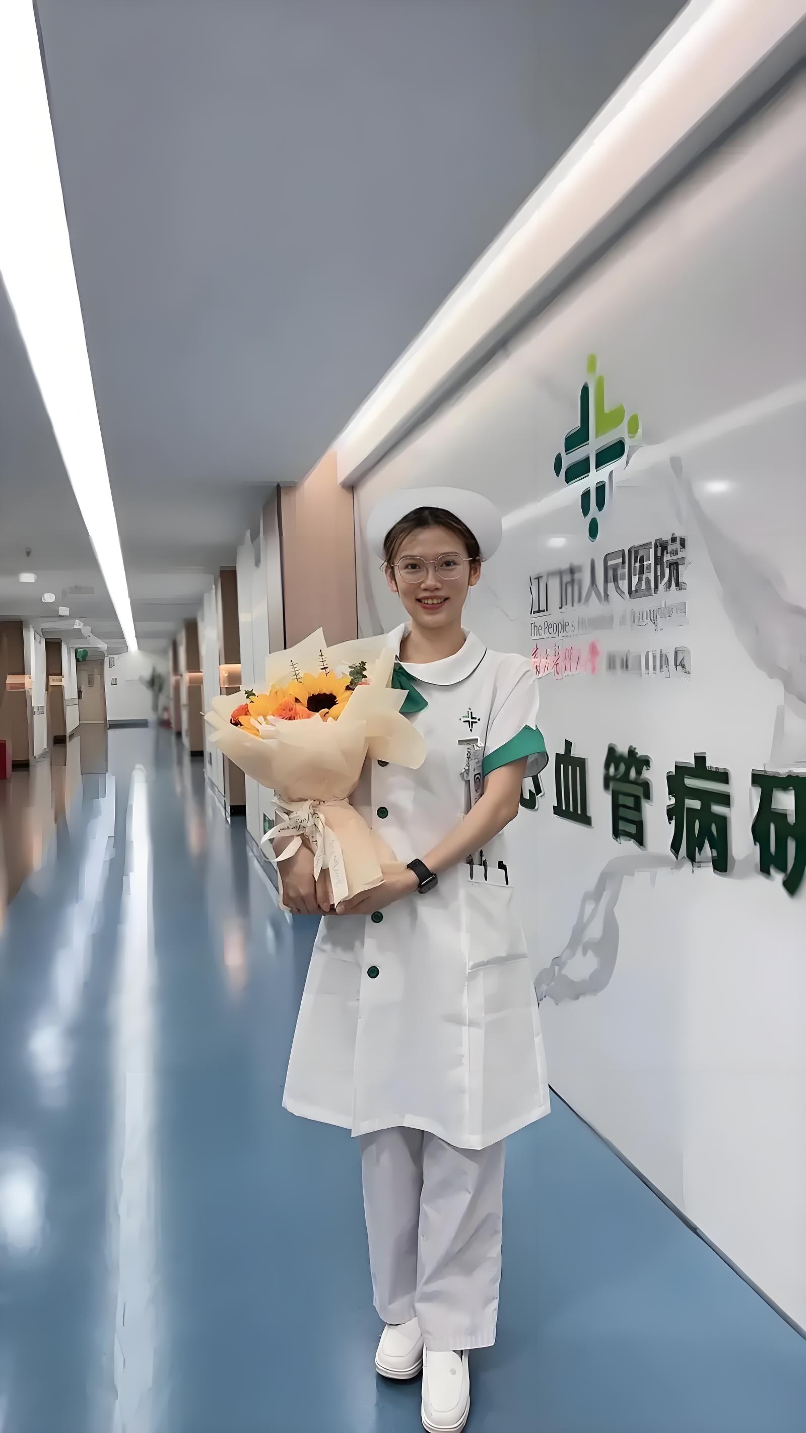 上能吸痰、下能掏粪的宝藏护士，你还说自己无一技之长？